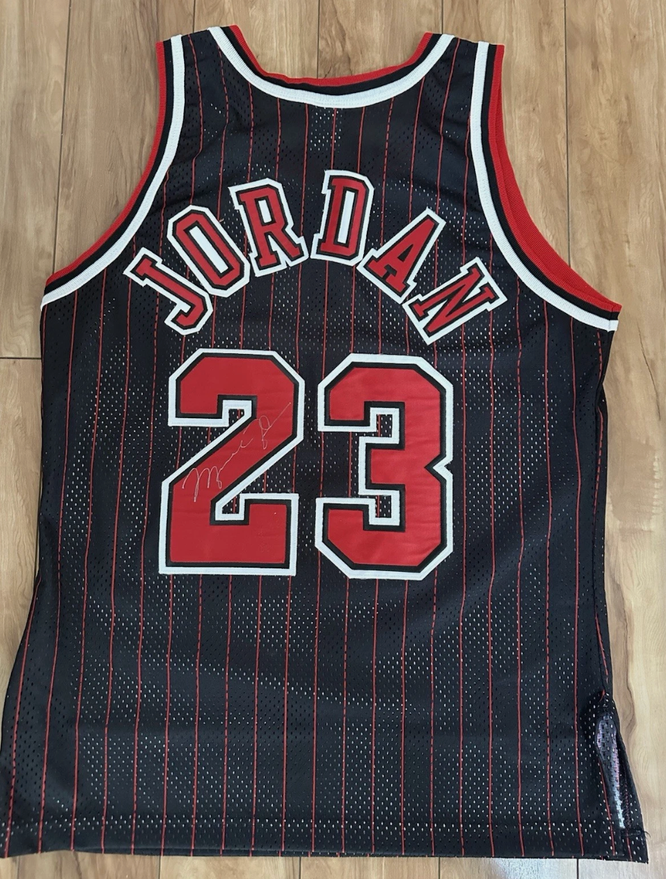 MICHAEL JORDAN SIGNED 1995-1996 BLACK PINSTRIPE BULLS JERSEY GRAD LOA AUTO SZ 44